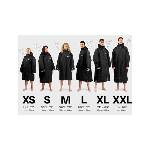 Six people wear black oversized jackets in sizes XS to XXL, standing in a row to show fit differences by height, with size and height ranges labeled below each person. Six people wear black oversized jackets in sizes XS to XXL, standing in a row to show fit differences by height, with size and height ranges labeled below each person.